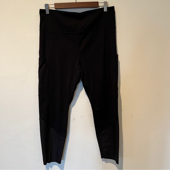 Zyia Active Black Flower Power Luxe Two Pocket Leggings - Picture 3 of 12